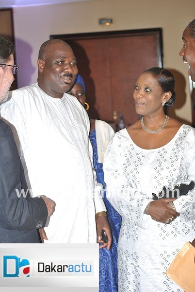 Farba Ngom en compagnie de sa femme, la fille d'Elhadji Mansour Mbaye