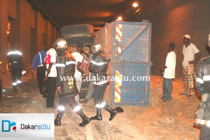 Un camion fou se renverse dans le tunnel de Soumbédioune (PHOTOS)