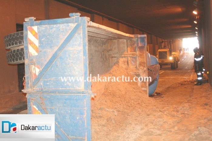 Un camion fou se renverse dans le tunnel de Soumbédioune (PHOTOS)