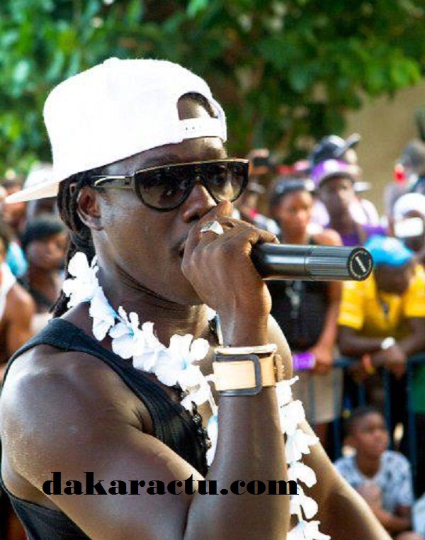 Nix, le chouchou de la gente feminine, était le roi des beach show party, histoire de divertir les mineures