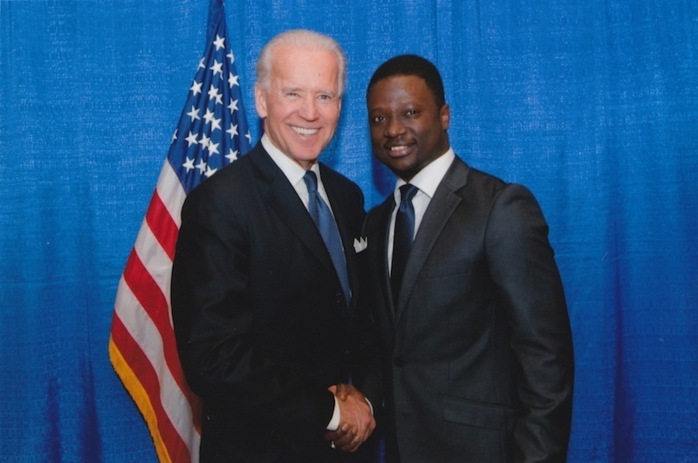 Thione Niang en pleine campagne, ici  avec le Vice President des Etats Unis Joe Biden..jpg