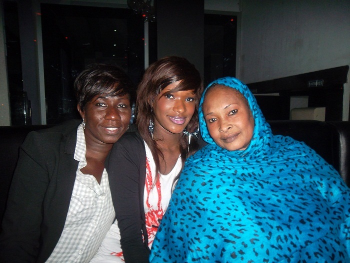 La journaliste Mame Sira pose ici avec la 1ère dauphine de Miss Sénégal