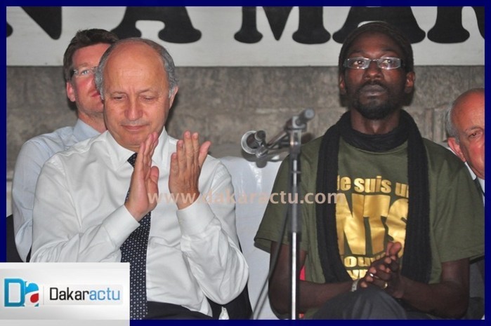 Laurent Fabius se rend au siège du mouvement «Y en a marre» (PHOTOS)