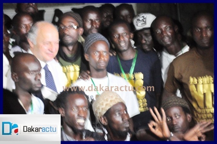 Laurent Fabius se rend au siège du mouvement «Y en a marre» (PHOTOS)