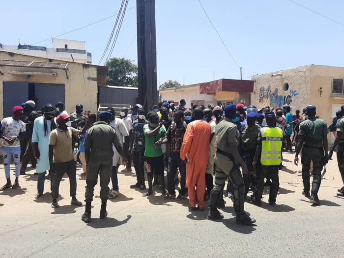 Fermeture des marchés : La gendarmerie disperse une foule a Keur Massar. Fermeture des marchés : La gendarmerie disperse une foule a Keur Massar.