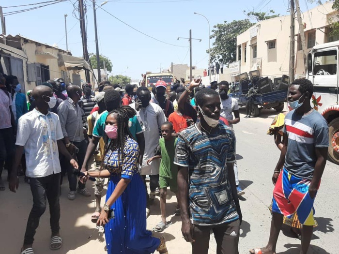 Fermeture des marchés : La gendarmerie disperse une foule a Keur Massar. Fermeture des marchés : La gendarmerie disperse une foule a Keur Massar.