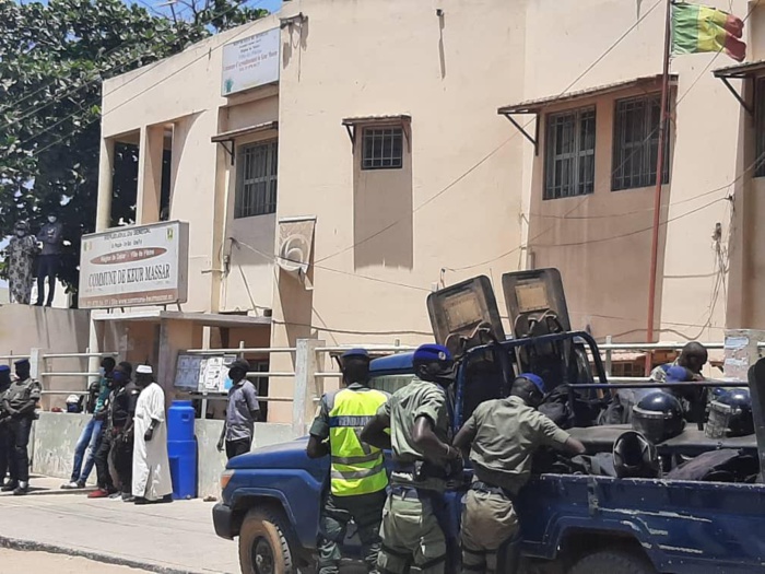 Fermeture des marchés : La gendarmerie disperse une foule a Keur Massar.