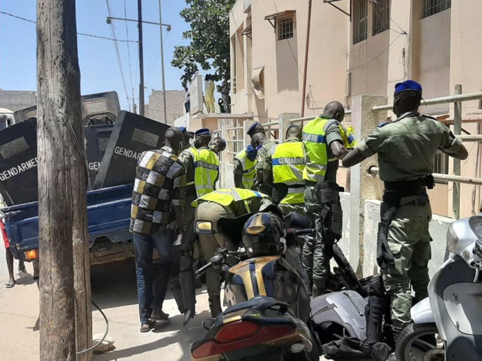 Fermeture des marchés : La gendarmerie disperse une foule a Keur Massar. Fermeture des marchés : La gendarmerie disperse une foule a Keur Massar.