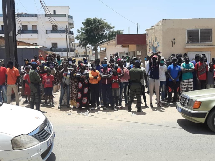 Fermeture des marchés : La gendarmerie disperse une foule a Keur Massar. Fermeture des marchés : La gendarmerie disperse une foule a Keur Massar.