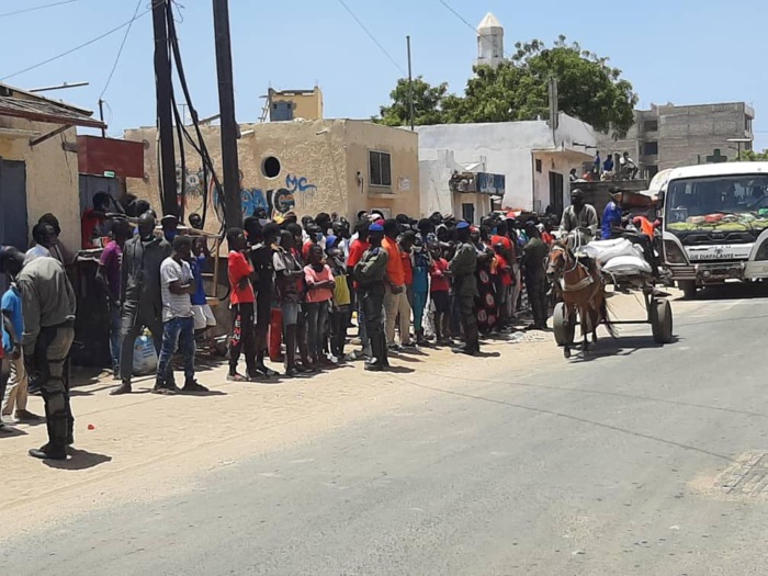 Fermeture des marchés : La gendarmerie disperse une foule a Keur Massar. Fermeture des marchés : La gendarmerie disperse une foule a Keur Massar.