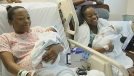 Des jumelles accouchent à une heure d'intervalle (VIDEO)