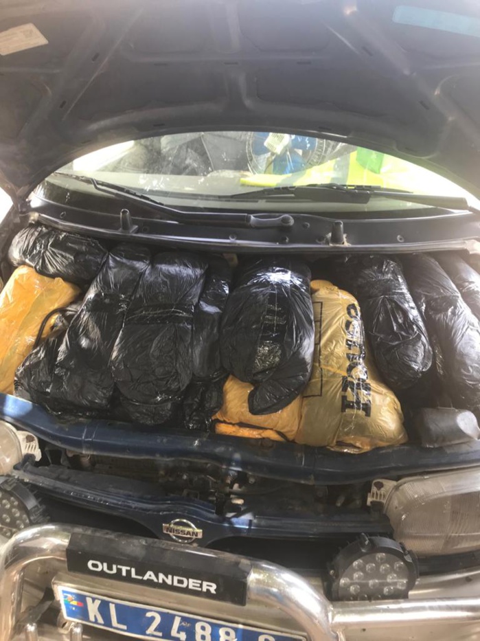 LUTTE CONTRE LE TRAFIC DE STUPEFIANTS : Saisie de 64 kg de chanvre indien et 6 cartons de cuisses de poulet par la Douane de Fatick. LUTTE CONTRE LE TRAFIC DE STUPEFIANTS : Saisie de 64 kg de chanvre indien et 6 cartons de cuisses de poulet par la Douane de Fatick.