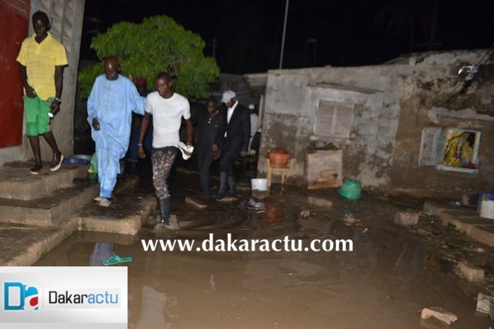 Huit tours d'horloge au ministre Oumar Guèye pour visiter la banlieue dakaroise (PHOTOS)