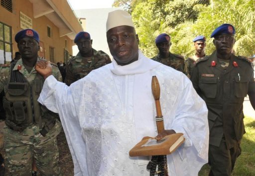 Le président gambien écarte des militaires limogés en les nommant à l'étranger