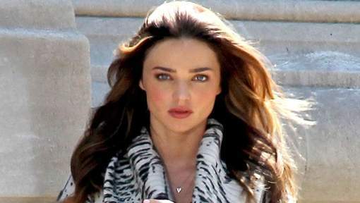 Miranda Kerr nue comme un ver