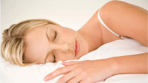 Dormir sur le ventre provoque les rêves érotiques