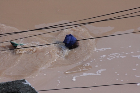 Après les pluies d'hier, les Dakarois nagent pour sortir de chez eux (Images)