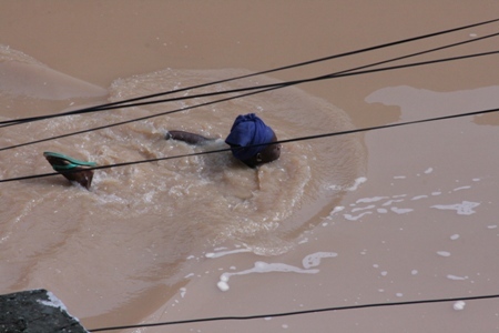 Après les pluies d'hier, les Dakarois nagent pour sortir de chez eux (Images)