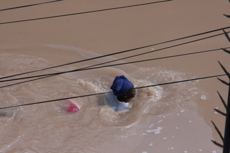 Après les pluies d'hier, les Dakarois nagent pour sortir de chez eux (Images)