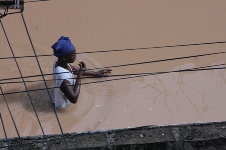 Après les pluies d'hier, les Dakarois nagent pour sortir de chez eux (Images)