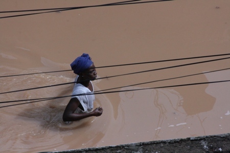 Après les pluies d'hier, les Dakarois nagent pour sortir de chez eux (Images)