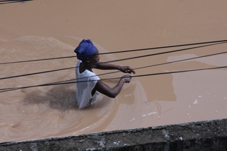 Après les pluies d'hier, les Dakarois nagent pour sortir de chez eux (Images)