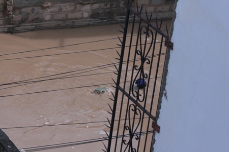 Après les pluies d'hier, les Dakarois nagent pour sortir de chez eux (Images)