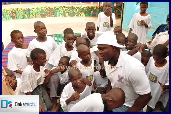 Le lutteur Modou Lo visite la prison de Fort B et l'empire des enfants (PHOTOS)