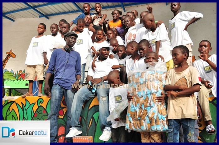 Le lutteur Modou Lo visite la prison de Fort B et l'empire des enfants (PHOTOS)