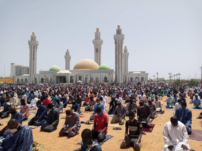 REPORTAGE - Massalikoul Jinaan : Des centaines de fidèles à la prière du Vendredi dans le respect des gestes barrières.