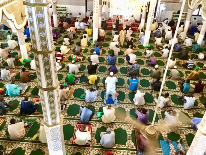 Léona Niassène : Imam Arabi Niass dirige la prière de l'Aïd El Fitr et intervient sur 4 points (images). Léona Niassène : Imam Arabi Niass dirige la prière de l'Aïd El Fitr et intervient sur 4 points (images).