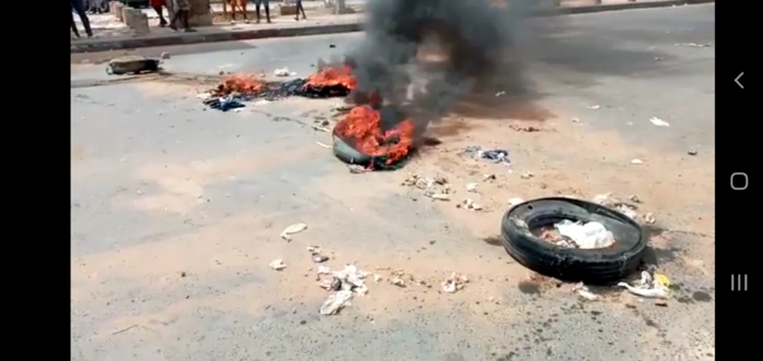 (IMAGES) Du jamais vu à Touba / Des pneus brûlés... Les manifestants menacent de brûler un poste de police.