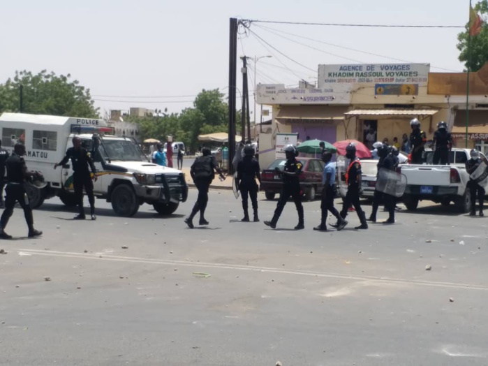 (IMAGES) Du jamais vu à Touba / Des pneus brûlés... Les manifestants menacent de brûler un poste de police.