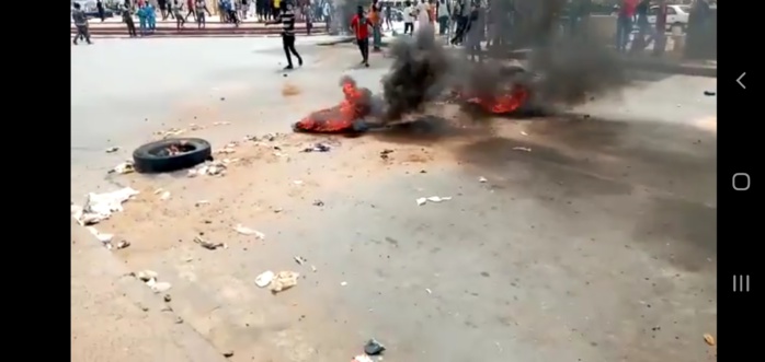 (IMAGES) Du jamais vu à Touba / Des pneus brûlés... Les manifestants menacent de brûler un poste de police. (IMAGES) Du jamais vu à Touba / Des pneus brûlés... Les manifestants menacent de brûler un poste de police.