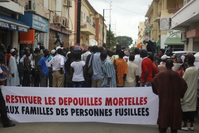 Photos de la manifestation anti-Yahya Jammeh devant le Haut commissariat de la Gambie à Dakar