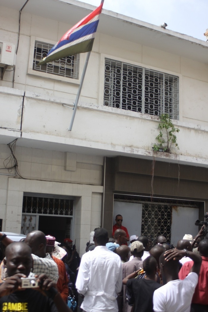 Photos de la manifestation anti-Yahya Jammeh devant le Haut commissariat de la Gambie à Dakar