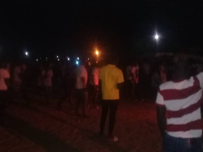 Kaolack/ Touba Ndorong : Les habitants manifestent tard la nuit contre les restrictions imposées par l'état d'urgence.