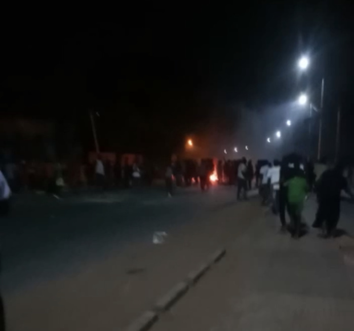 Manifestations contre le couvre-feu : Les jeunes de Ziguinchor ont brûlé des pneus. Manifestations contre le couvre-feu : Les jeunes de Ziguinchor ont brûlé des pneus.