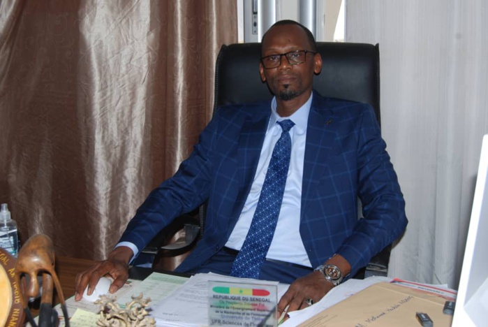 Thiès : Habib Niang offre 600 masques, 20 visières et des kits d'hygiène au comité local d'action de Thiès-Nord. Thiès : Habib Niang offre 600 masques, 20 visières et des kits d'hygiène au comité local d'action de Thiès-Nord.