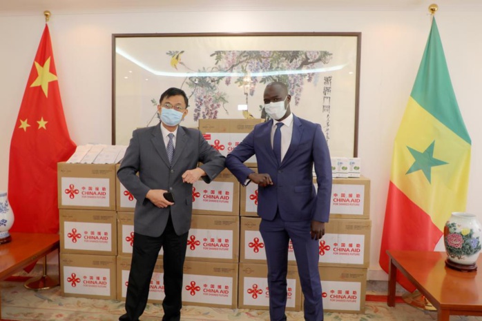 Lutte contre la Covid-19 : La Chine remet 18.000 masques et 120 « termoflash » à la Fondation Servir le Sénégal