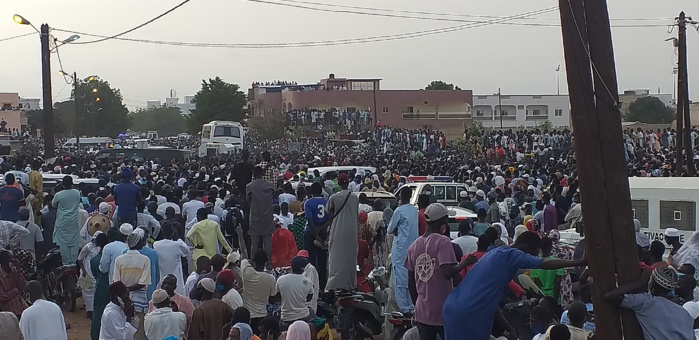 Tivaouane : Le Khalife des Tidianes accompagne son defunt frère Pape Malick Sy jusqu'à sa dernière demeure à Ndiandakhoune. Tivaouane : Le Khalife des Tidianes accompagne son defunt frère Pape Malick Sy jusqu'à sa dernière demeure à Ndiandakhoune.