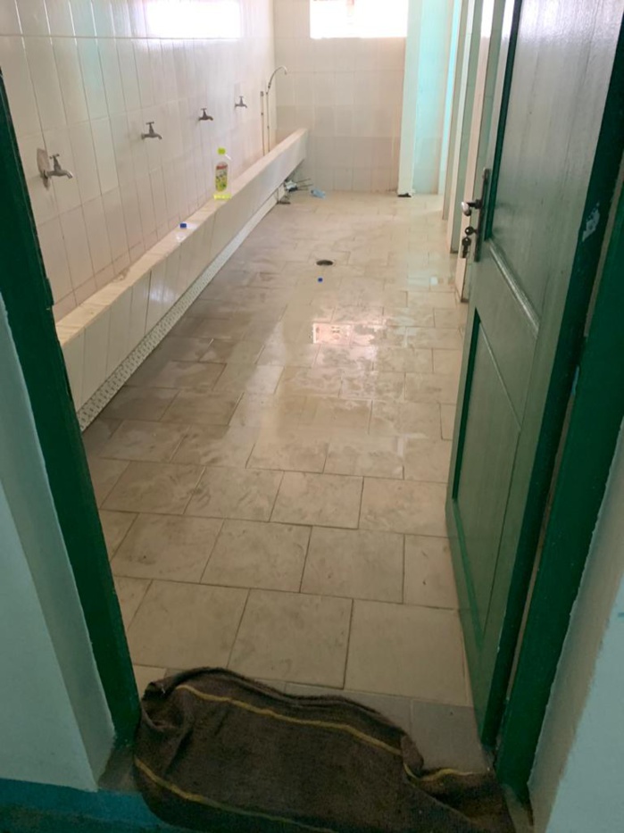 Les images insoutenables du Hangar des Pèlerins de l'aéroport Léopold Sédar Senghor après la grève des agents du nettoyage : Coronavirus rime-t-il avec insalubrité ? Les images insoutenables du Hangar des Pèlerins de l'aéroport Léopold Sédar Senghor après la grève des agents du nettoyage : Coronavirus rime-t-il avec insalubrité ?