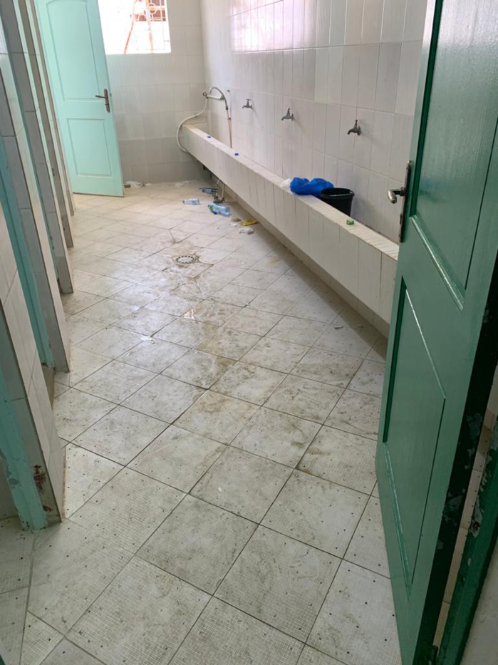 Les images insoutenables du Hangar des Pèlerins de l'aéroport Léopold Sédar Senghor après la grève des agents du nettoyage : Coronavirus rime-t-il avec insalubrité ? Les images insoutenables du Hangar des Pèlerins de l'aéroport Léopold Sédar Senghor après la grève des agents du nettoyage : Coronavirus rime-t-il avec insalubrité ?