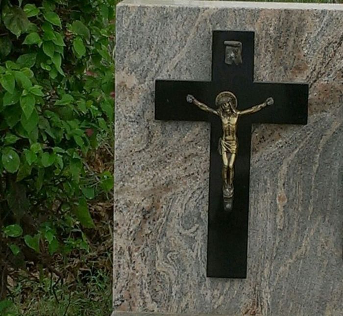 Vol d’objets de piété et profanation des cimetières chrétiens : La communauté catholique exprime sa consternation et son indignation