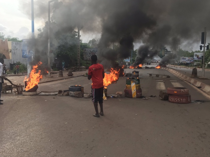 Mali : Les manifestants assiègent la télévision nationale, l'Assemblée nationale saccagée. Mali : Les manifestants assiègent la télévision nationale, l'Assemblée nationale saccagée.