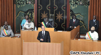 Il n’y aura plus de clauses secrètes dans les accords de défenses (Hollande)