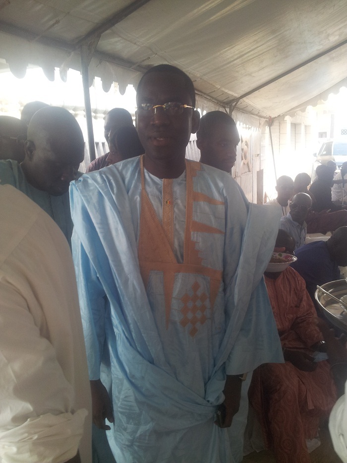 L'ancien ministre de la Décentralisation, Aliou Sow et son beau-père, Ismaël Lô au baptême du fils de Papito, gérant du Nirvana.