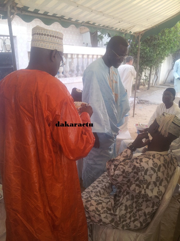 L'ancien ministre de la Décentralisation, Aliou Sow et son beau-père, Ismaël Lô au baptême du fils de Papito, gérant du Nirvana.