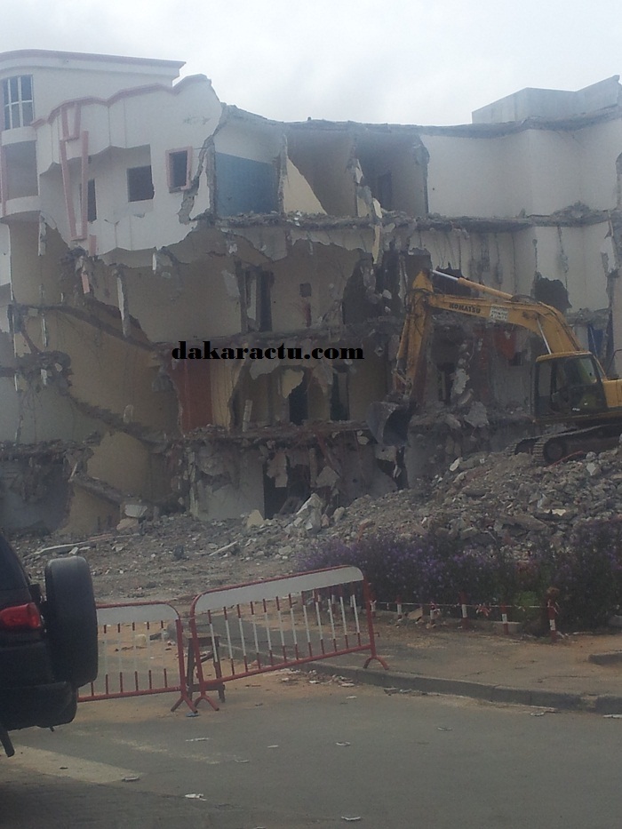 L'immeuble Sokhna Anta qui représentait un danger pour les riverains de la sicap liberté 5 et sacré coeur a été démoli  (PHOTO)