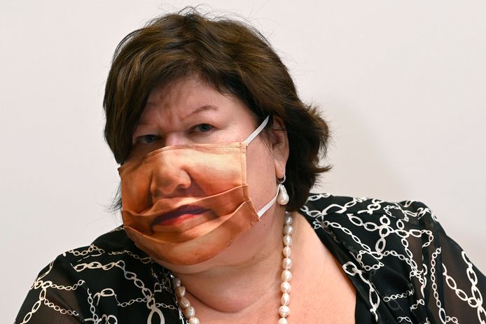 Maggie De Block fait sensation avec son masque au parlement.
